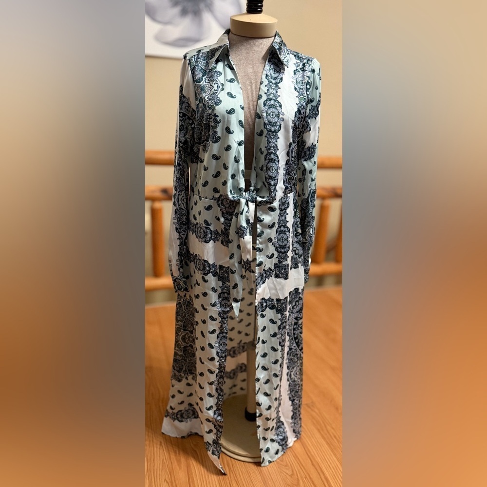 Gimmicks Paisley Tie-Front Duster